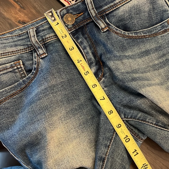 Guess ladies jeans. Size 26. EUC. - Picture 10 of 10